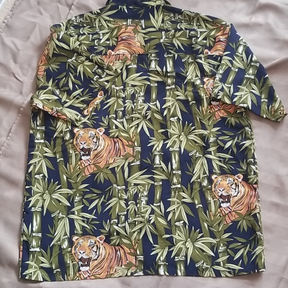 Q5 - North Peak jungle inspired button down shirt - Picture 5 of 6